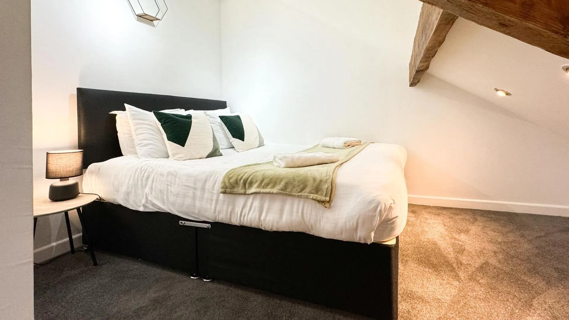 Contractor - Business Stays - Relocating Families هاروغايت